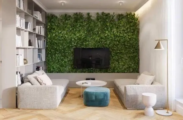 Muro verde atrás da TV na sala de estar (foto: Revista Viva Decora)