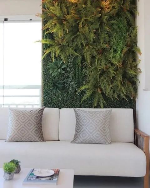 Muro verde atrás de sofá branco (foto: Pinterest)