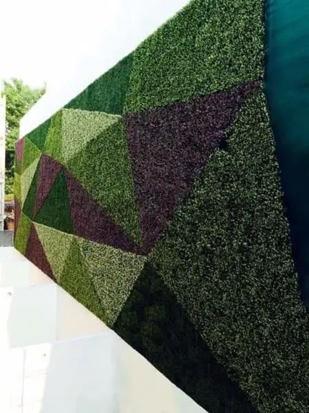 Muro verde criado em formas geométricas (foto: Pinterest)