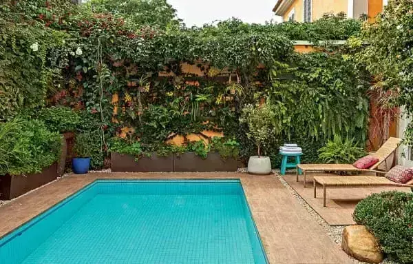 Muro verde em área externa com piscina (foto: Casa e Jardim)