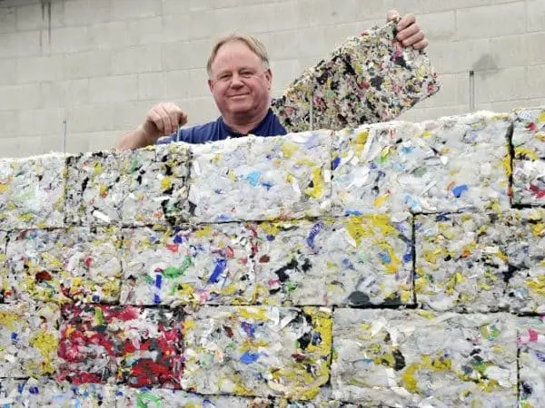 Tijolo ecológico feito com resíduos plásticos encontrados no oceano (foto: sustentarqui.com)