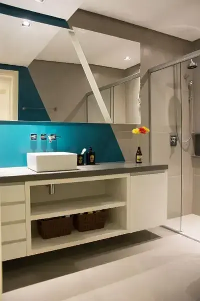 Banheiro sem janela com pintura geométrica na parede (foto: Maxma Studio)