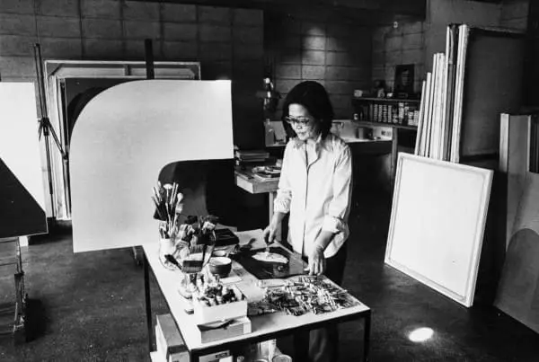 Instituto Tomie Ohtake: Tomie Ohtake trabalhando no ateliê (foto: Arte que Acontece)