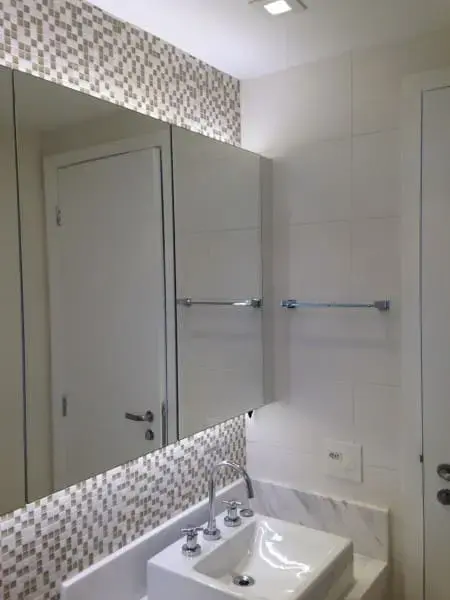 Apartamento com banheiro sem janela bancada de mármore e iluminação com fita de led (foto: Iago Patucci)