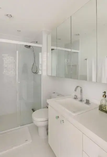 Apartamento com banheiro sem janela: branco ajuda a trazer iluminação para o ambiente (foto: Mandril Arquitetura)