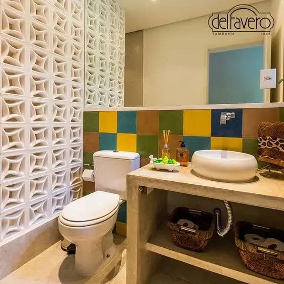 Banheiro sem janela: divisória de cobogó (foto: Cerâmica Del Favero)