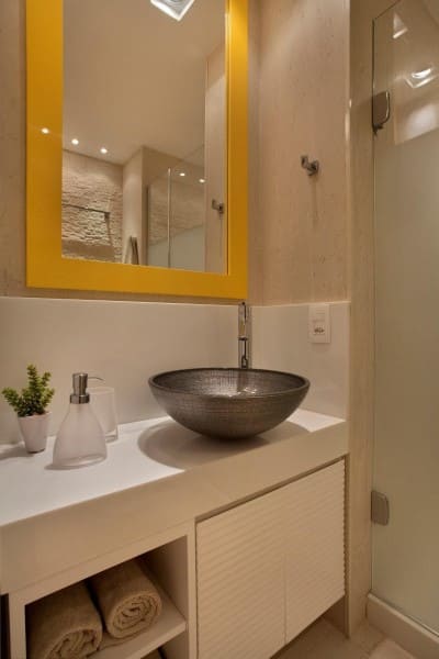 Banheiro sem janela espelho com moldura amarela e box de vidro (foto: Studio Eloy e Freitas Arquitetura)
