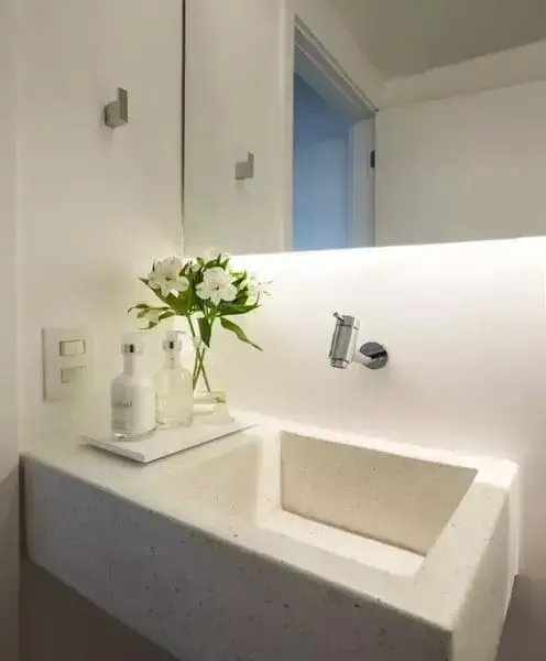 Banheiro sem janela: iluminação com fita de led atrás do espelho (foto: Casa e Jardim)