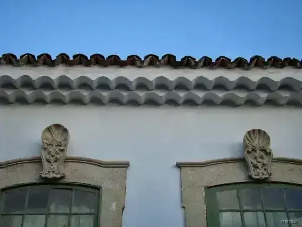 Eira beira tribeira: casa do período colonial com janelas verdes (foto: Minilua)