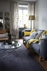 A combinação amarelo e cinza funciona muito bem em sofás, tapetes e almofadas