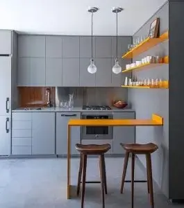 A presença sutil da cor Pantone 2021 amarela traz um toque de luz para a cozinha