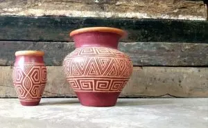 Artesanato Brasileiro vaso de cerâmica redondo com figuras tribais da artista Elen Castro Cruz Nascimento (Foto Artesol)