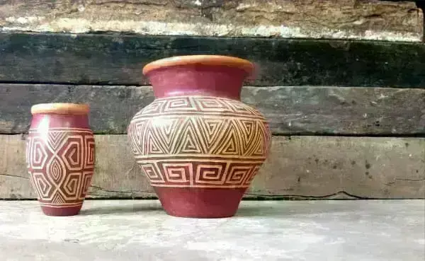 Artesanato Brasileiro: vaso de cerâmica redondo com figuras tribais da artista Elen Castro Cruz Nascimento (Foto: Artesol)