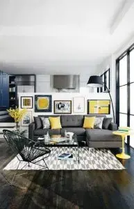 Invista em almofadas na cor Pantone 2021 amarela caso o sofá seja cinza