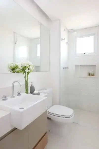 Nicho de porcelanato em banheiro com decoração clean (foto: Studio Canto Arquitetura)