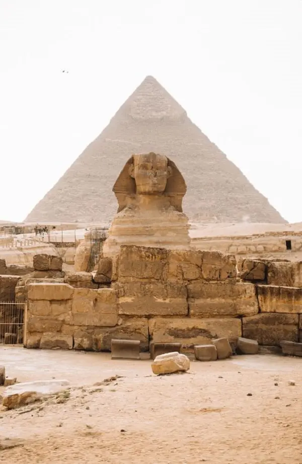 A Esfinge de Gizé é uma imponente escultura dotada de cabeça humana e corpo de leão