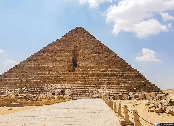 A Pirâmide de Miquerinos apresenta cerca de 65 metros de altura