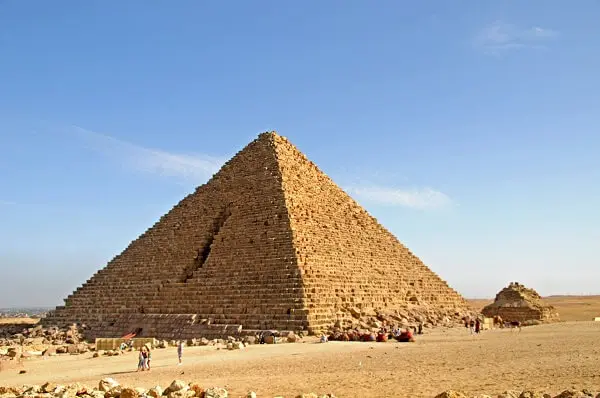 A Pirâmide de Miquerinos é a menor desse grupo de três Pirâmides de Egito