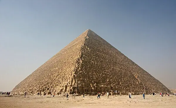 A Pirâmide de Quéops é também conhecida como Grande Pirâmide de Gizé