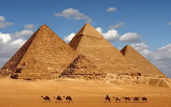 A construção das Pirâmides do Egito começaram no Antigo Império