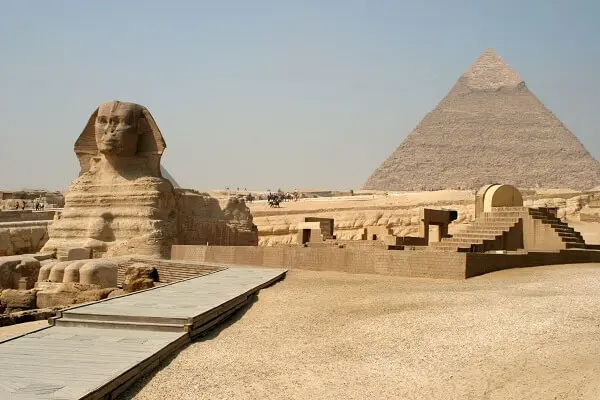 A pirâmide de Quéfren é considerada a segunda maior pirâmide na península de Gizé