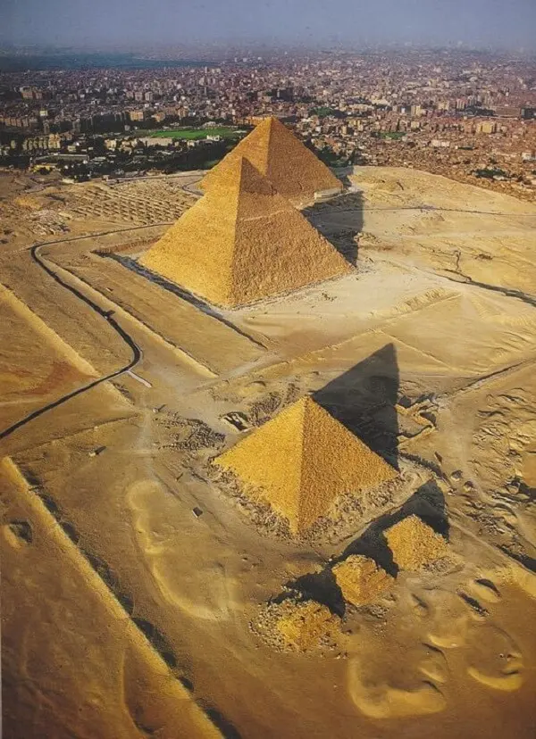 Dentro das Pirâmides do Egito os faraós eram enterrados com tudo o que necessitaria depois da morte como alimentos, tesouros e até móveis