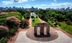 O Parque Farroupilha é um parque urbano localizado em Porto Alegre