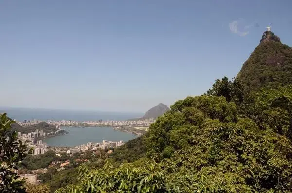 O Parque Nacional da Tijuca é um parque urbano localizado no Rio de Janeiro