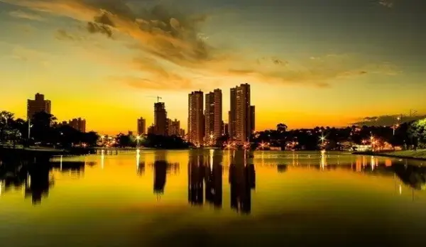 O Parque das Nações Indígenas é um parque urbano com grande lago, localizado em Campo Grande, Mata Grosso do Sul