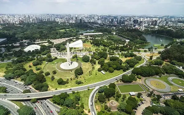 O Parque do Ibirapuera é considerado um dos mais importantes parques urbanos da capital paulista