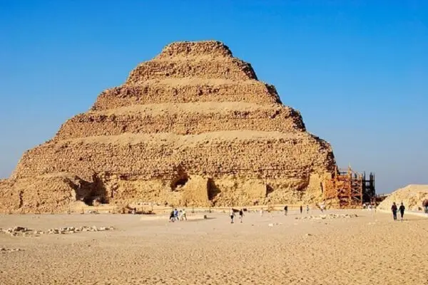 O rei Djoser foi quem arquitetou a primeira pirâmide do Egito