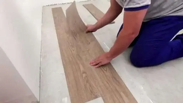 Como colocar piso vinílico: aplicação da peça sobre a cola (foto: Tarkett)