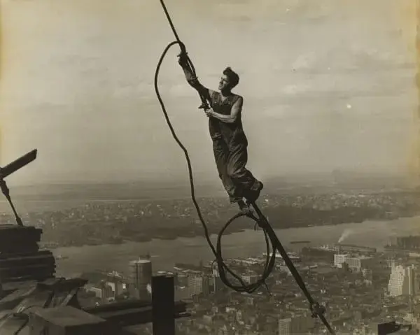 Empire State Building trabalhador na obra do edifício segurando uma corda (foto: Lewis W. Hine)
