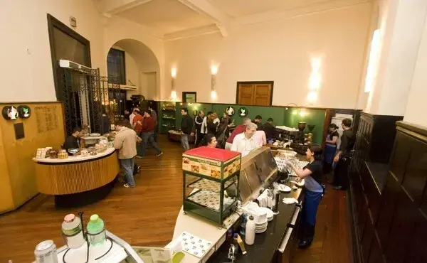 Após conhecer melhor a história do Museu do Café, nada melhor do que visitar e provar as bebidas na cafeteria do local