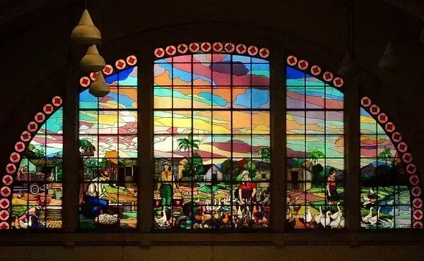 Cerca de 72 vitrais criados pelo artista russo Conrado Sorgenicht Filho estão espalhados pela arquitetura do Mercado Municipal de SP