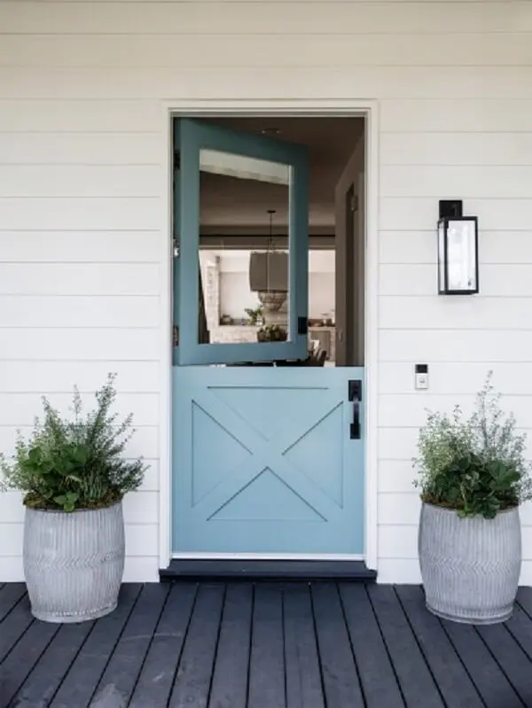 Fachada descontraída com porta holandesa colorida