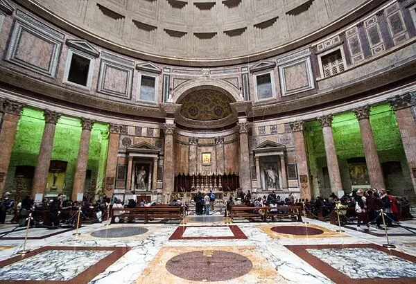 Imagem interna da arquitetura do Panteão Roma