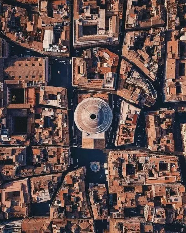 O Panteão Roma está localizado na Piazza Della Rotonda, centro de Roma