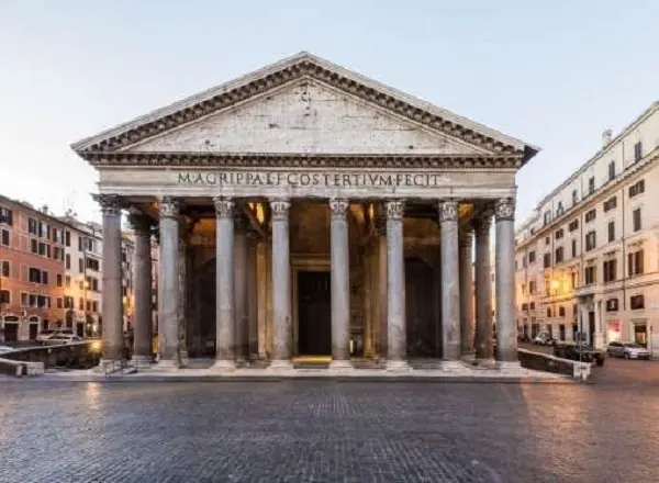 O Panteão Roma conta com uma fachada retangular, composta por 16 colunas de granito de 14 metros de altura