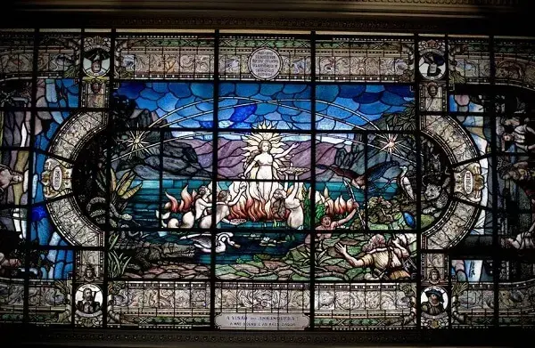 O Salão do Pregão também conta com a presença de um deslumbrante vitral no teto