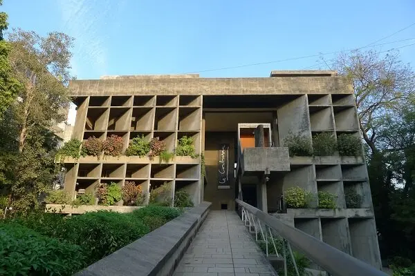 O concreto aparente compõe o projeto do Edifício da Associação de Proprietários de Moinhos criado por Le Corbusier