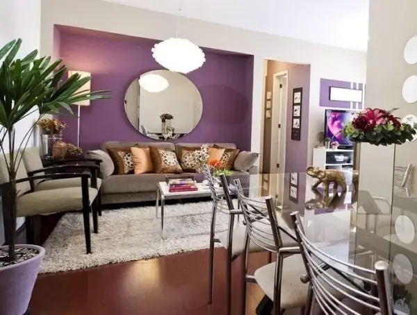 Tendências de Arquitetura e Design em 2021: sala de estar com parede roxa (foto: Tecnisa)