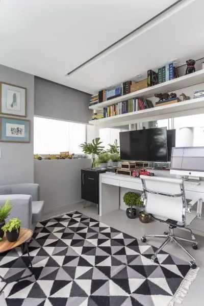 Tendências de Arquitetura e Design em 2021: Home Office com tapete de estampa escura e poltrona estofada (foto: Altera Arquitetura)