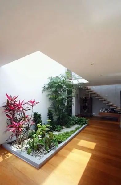 Tendências de Arquitetura e Design em 2021: jardim interno com iluminação natural e escada (foto: Revista Viva Decora)