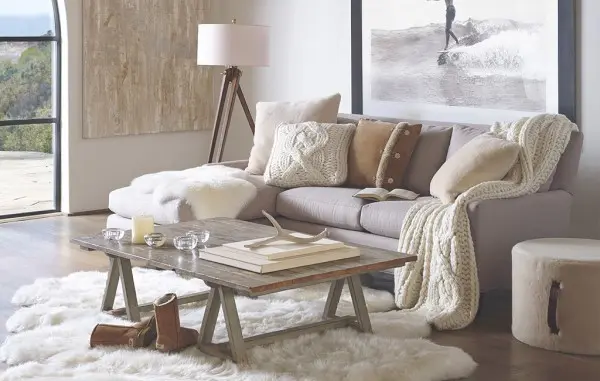 Tendências de Arquitetura e Design em 2021: sala de estar com tapete de pelinho e sofá com mantas (foto: Incoben)