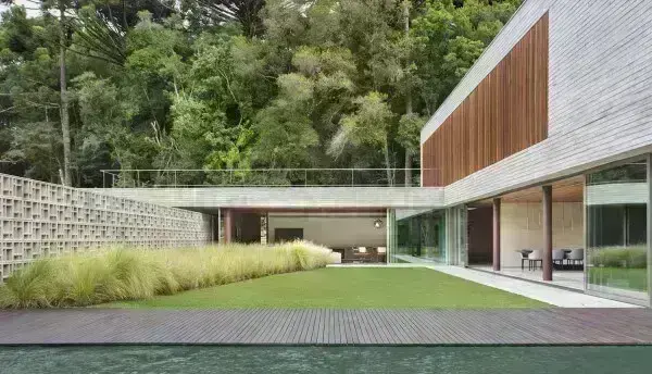 Casa suspensa ao lado de uma reserva ecológica da Mata Atlântica (projeto: Studio Guilherme Torres)