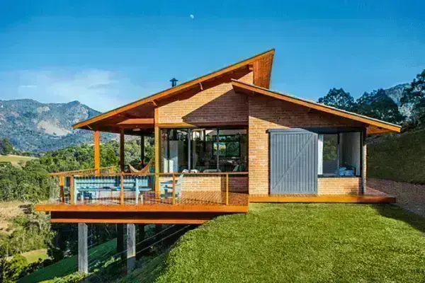 Casa suspensa de alvenaria com vigas de madeira e concreto (projeto: Cristina André)