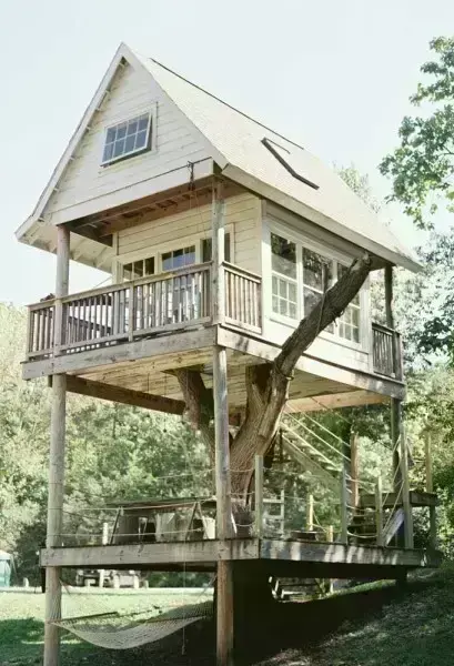 Casas suspensas em árvores: casa com dois andares (foto: Decor Fácil)