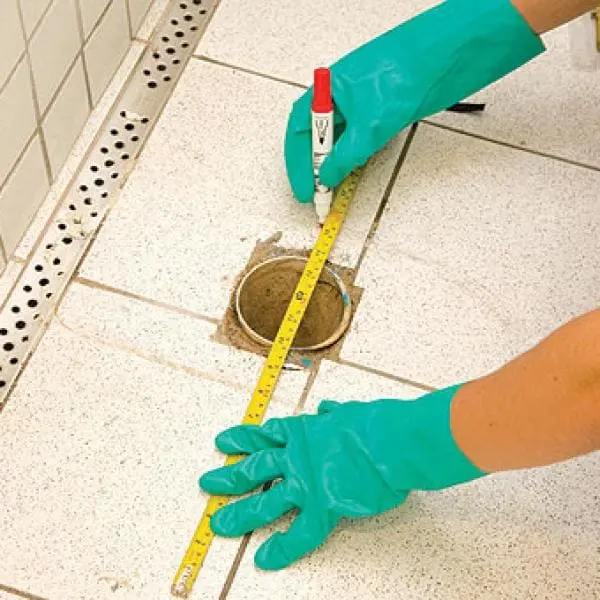 Como instalar vaso sanitário com caixa acoplada: faça a marcação dos furos no piso (foto: CasaumCOMO)