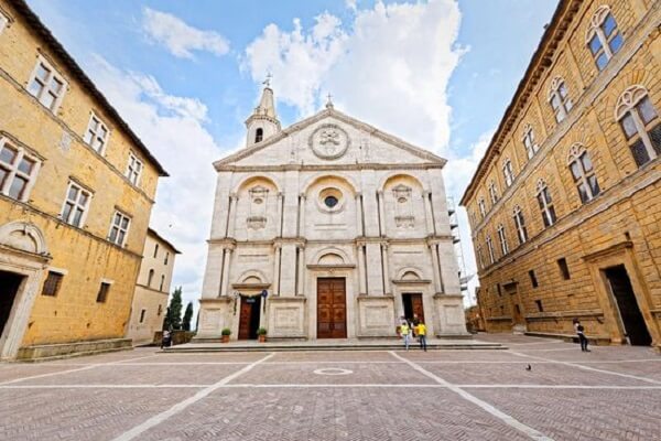 A Catedral de Pienza foi uma das primeiras a receber uma fachada orientada pelos conceitos da arquitetura renascentista